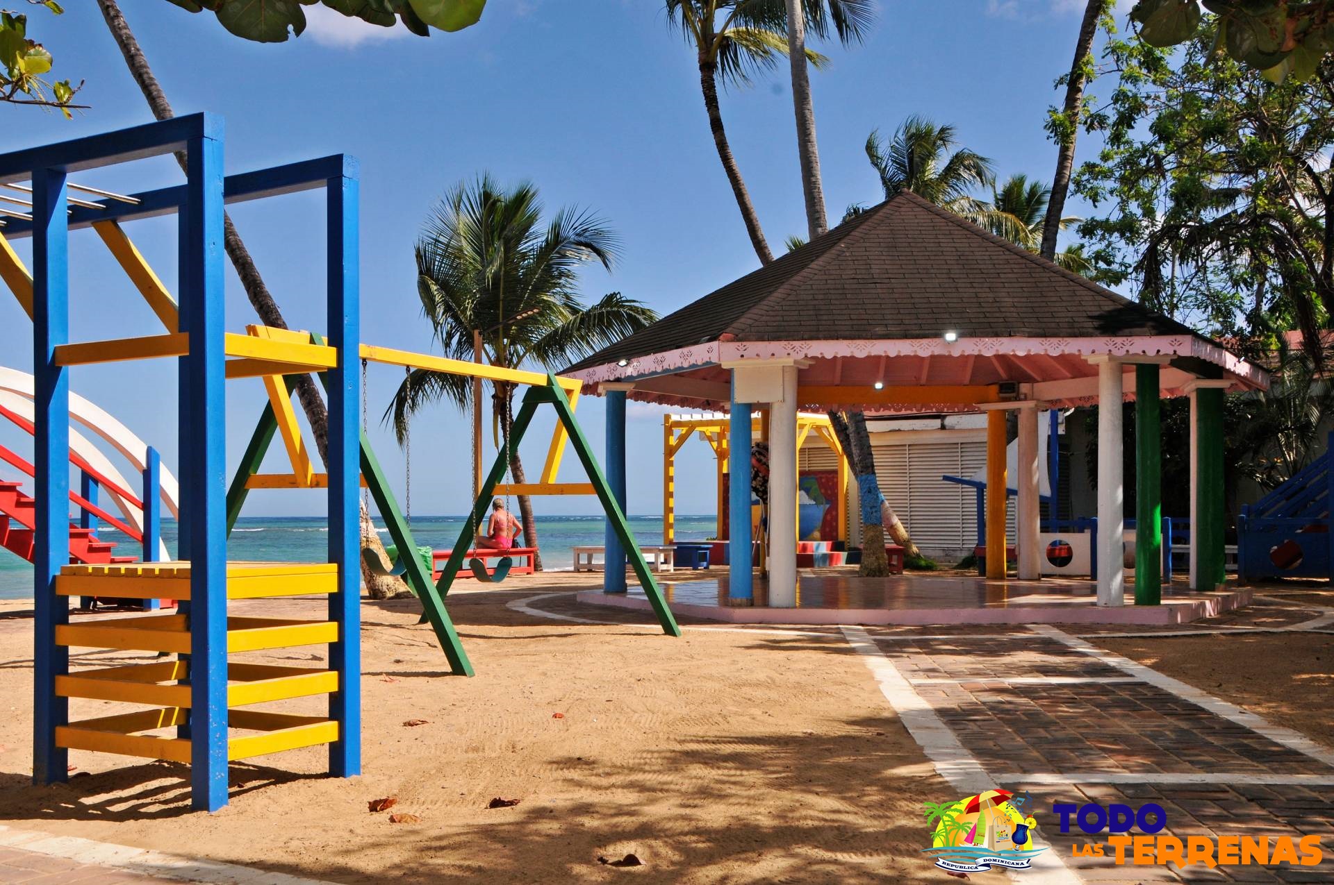 El parquecito de la playa jardines mejores parques infantiles niños aire libre columpios, toboganes, juegos diversión el quiosco de música todo las terrenas samana (1)